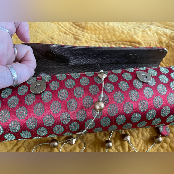 Unique Metro Bagz Cylinder Clutch Bag Purse Great Magnetic Closures Gold Red - Picture 5 of 5